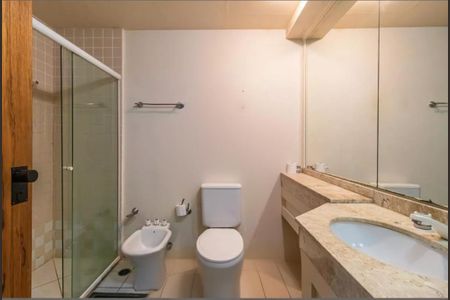 Banheiro de kitnet/studio para alugar com 1 quarto, 54m² em Alphaville, Barueri