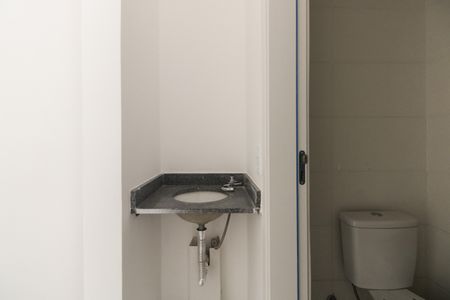 Banheiro de kitnet/studio para alugar com 1 quarto, 30m² em Vila Carrão, São Paulo