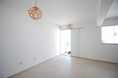 Sala de casa de condomínio para alugar com 2 quartos, 90m² em Chácara Cotia, Contagem