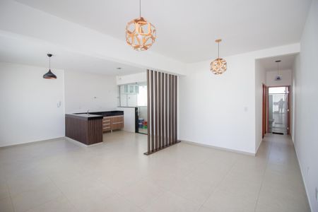 Sala de casa de condomínio para alugar com 2 quartos, 90m² em Chácara Cotia, Contagem