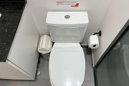 Banheiro de kitnet/studio para alugar com 1 quarto, 15m² em Vila Matias, Santos