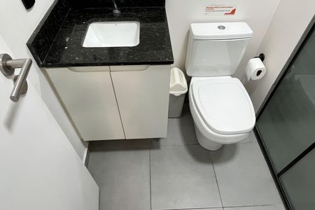 Banheiro de kitnet/studio para alugar com 1 quarto, 15m² em Vila Matias, Santos