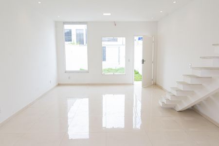 Sala de casa para alugar com 2 quartos, 94m² em Guaratiba, Rio de Janeiro