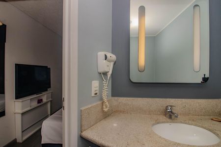 Banheiro de kitnet/studio à venda com 1 quarto, 24m² em Bom Fim, Porto Alegre