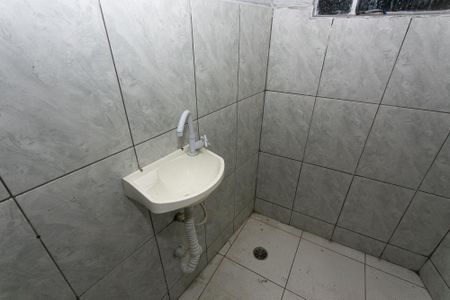 Banheiro de casa para alugar com 1 quarto, 45m² em Vila Antonina, São Paulo