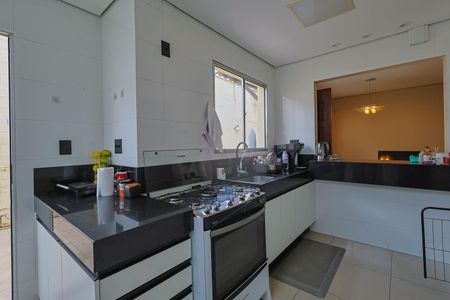 Cozinha de casa de condomínio à venda com 3 quartos, 110m² em Santa Branca, Belo Horizonte