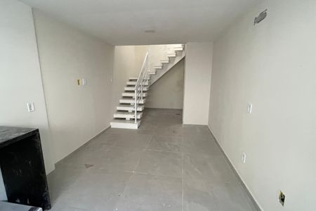 Sala de casa para alugar com 2 quartos, 60m² em Parque Pauliceia, Duque de Caxias