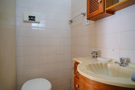 Banheiro de apartamento para alugar com 1 quarto, 45m² em Passo D’areia, Porto Alegre