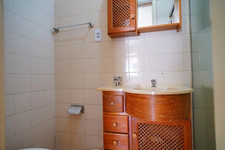 Banheiro de apartamento para alugar com 1 quarto, 45m² em Passo D’areia, Porto Alegre