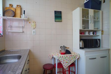 Cozinha de apartamento para alugar com 1 quarto, 45m² em Passo D’areia, Porto Alegre
