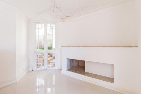 Sala de casa de condomínio para alugar com 4 quartos, 430m² em Terras do Madeira, Carapicuíba