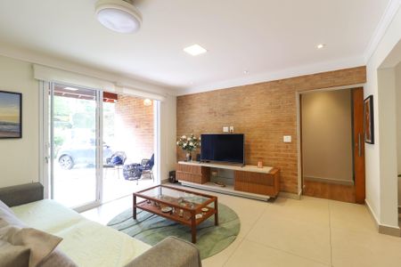 Casa de Condomínio para alugar com 3 quartos, 350m² em Jardim Leonor Mendes de Barros, São Paulo