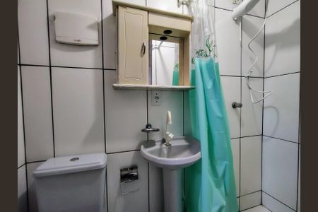 Banheiro de casa de condomínio para alugar com 2 quartos, 50m² em São João do Rio Vermelho, Florianópolis