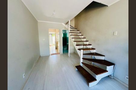 Sala de casa de condomínio para alugar com 2 quartos, 79m² em Rio Branco, Canoas