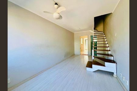 Sala de casa de condomínio para alugar com 2 quartos, 79m² em Rio Branco, Canoas