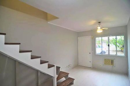 Sala de casa de condomínio para alugar com 2 quartos, 79m² em Rio Branco, Canoas