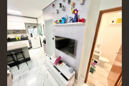 Sala de casa de condomínio para alugar com 2 quartos, 68m² em Água Fria, São Paulo