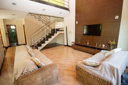 Sala de casa à venda com 4 quartos, 350m² em Sapucaias Iii, Contagem