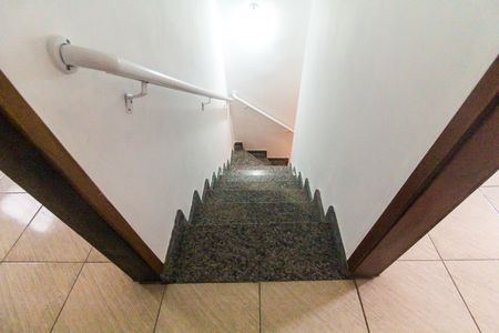 Escada de casa de condomínio para alugar com 2 quartos, 62m² em Itaquera, São Paulo