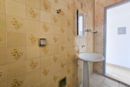 banheiro de apartamento para alugar com 2 quartos, 75m² em Vila Ligya, Guarujá