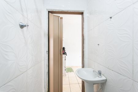 Banheiro de casa para alugar com 1 quarto, 50m² em Conjunto Residencial José Bonifácio, São Paulo