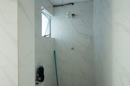 Banheiro de kitnet/studio para alugar com 1 quarto, 35m² em Jardim Simus, Sorocaba