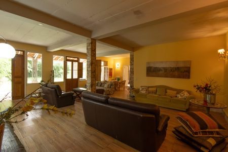 Sala de casa de condomínio para alugar com 2 quartos, 400m² em Rio Cotia, Cotia