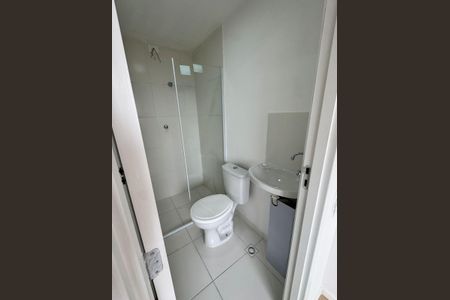 Banheiro de kitnet/studio para alugar com 1 quarto, 18m² em Jardim Jaragua (Sao Domingos), São Paulo