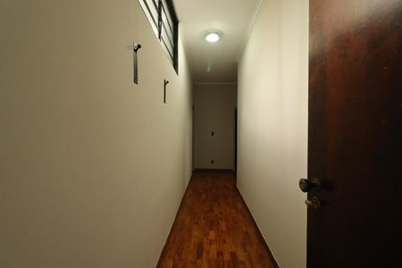 Corredor de casa para alugar com 4 quartos, 250m² em Jardim Macedo, Ribeirão Preto