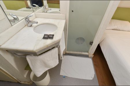 Banheiro de kitnet/studio à venda com 1 quarto, 14m² em Lourdes, Belo Horizonte