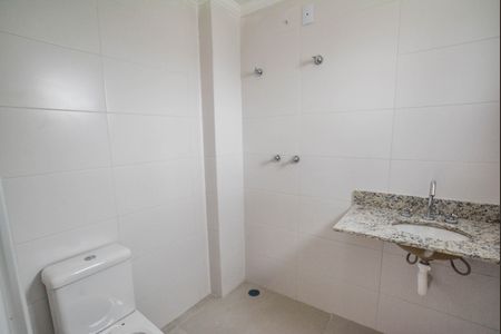 Banheiro da Suíte de apartamento para alugar com 1 quarto, 51m² em Vila Camilópolis, Santo André