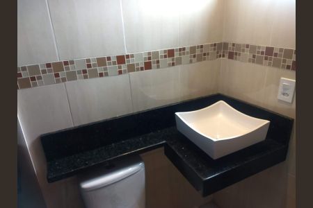 Banheiro de apartamento para alugar com 2 quartos, 90m² em Anchieta, Nilópolis