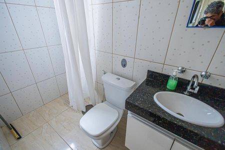 banheiro de casa para alugar com 2 quartos, 80m² em Glória, Belo Horizonte