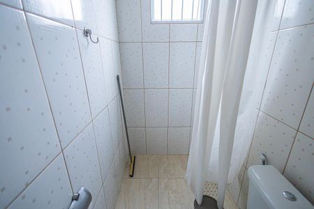 banheiro de casa para alugar com 2 quartos, 80m² em Glória, Belo Horizonte