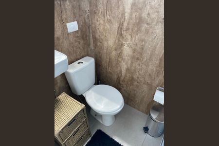 Banheiro de casa de condomínio para alugar com 2 quartos, 75m² em Vila Jacuí, São Paulo