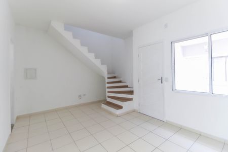 Sala de casa de condomínio para alugar com 2 quartos, 80m² em Jardim Miray, Itaquaquecetuba