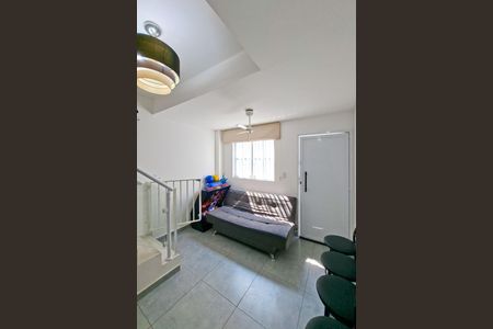 Sala de casa de condomínio para alugar com 2 quartos, 70m² em Maracanã, Praia Grande