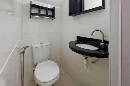 Lavabo de casa de condomínio para alugar com 2 quartos, 70m² em Maracanã, Praia Grande