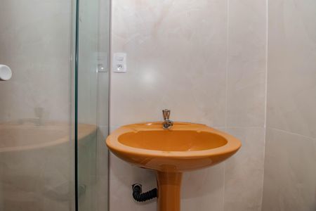 Banheiro de kitnet/studio à venda com 1 quarto, 35m² em Petrópolis, Porto Alegre