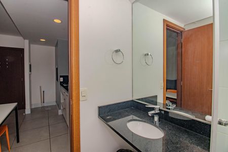 Banheiro de kitnet/studio para alugar com 1 quarto, 30m² em Bom Fim, Porto Alegre