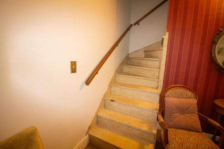 Escada de casa para alugar com 3 quartos, 180m² em Jardim Aeroporto, São Paulo