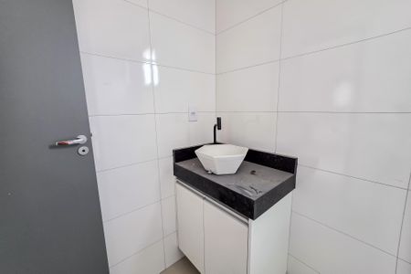 Banheiro de kitnet/studio para alugar com 1 quarto, 23m² em Vila Sao Pedro, Santo André