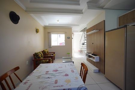 Sala de casa de condomínio para alugar com 2 quartos, 71m² em Ingleses Norte, Florianópolis