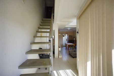 Escada para dormitórios de casa de condomínio para alugar com 2 quartos, 71m² em Ingleses Norte, Florianópolis