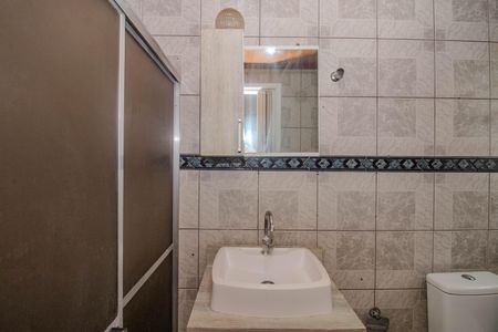 Banheiro de kitnet/studio para alugar com 1 quarto, 38m² em Cristo Redentor, Porto Alegre