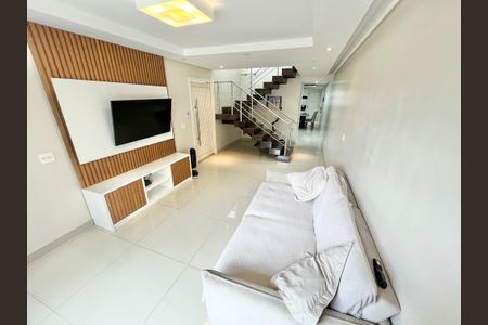 Sala de casa à venda com 3 quartos, 247m² em Vila Pita, São Paulo