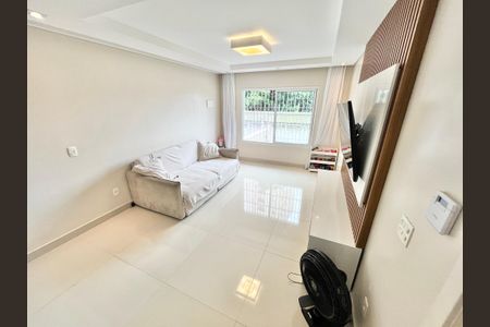Sala de casa à venda com 3 quartos, 247m² em Vila Pita, São Paulo