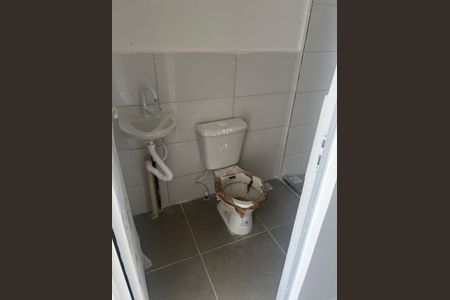 Banheiro de apartamento para alugar com 2 quartos, 40m² em Laranjal, São Gonçalo