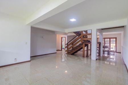 Casa para alugar com 4 quartos, 334m² em Guarujá, Porto Alegre