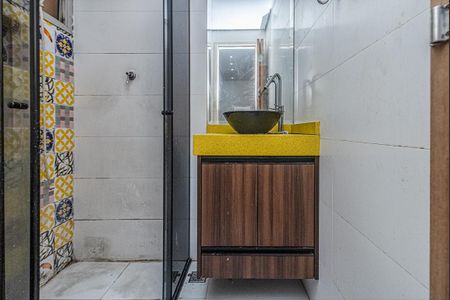 banheiro social_1 de apartamento para alugar com 0 quarto, 34m² em Sacomã, São Paulo